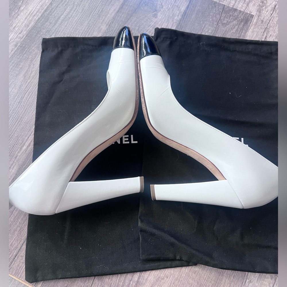 Vintage Chanel pumps Elegant White and Black Women's Heels EUC Womens 8 - Picture 11 of 11
